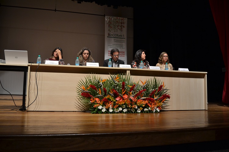 Na mesa diretiva: Fernanda Vieira, coordenadora da área de Turismo e Hospitalidade; Fabiane Costa Oliveira, chefe do Departamento de Áreas Acadêmicas I; Adelino Candido Pimenta, representando o Reitor do IFG; e Giselia Lima Carvalho, coordenadora do EnCOTurH